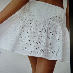 H&M White Eyelet Mini Skirt. Size 4. NWTGS